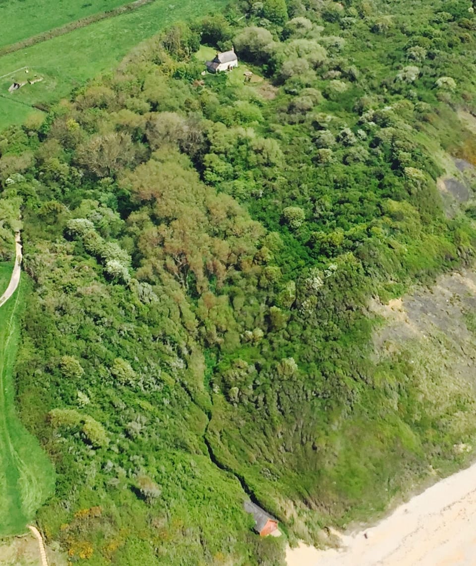 This picture shows the peaceful location and close proximity to the beach :)