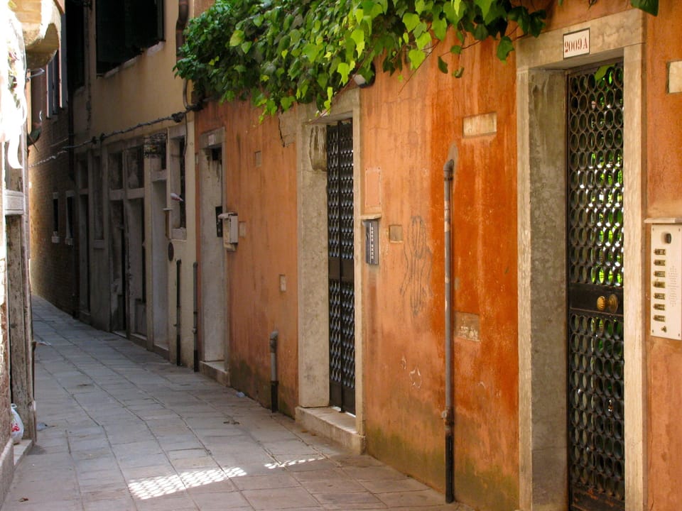 Entrance from Calle Colombina