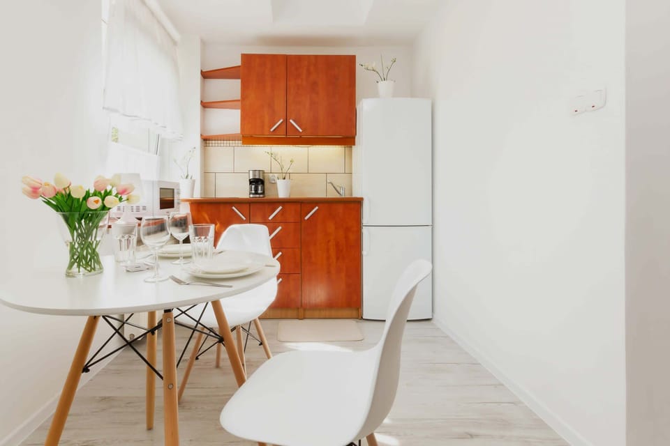 Fully equipped kitchenette. 