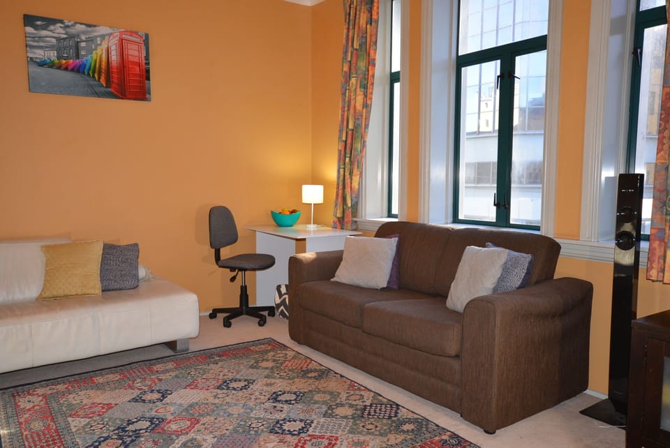 ounge with desk and roll-out sofa bed (double)