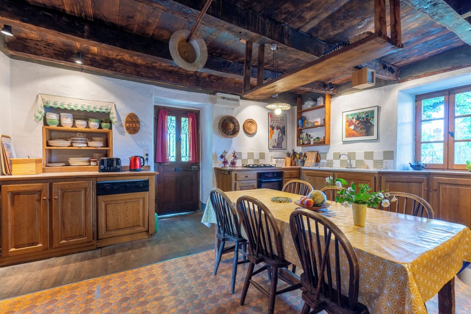 The kitchen with crockery alcove, dishwasher, oven and double sink