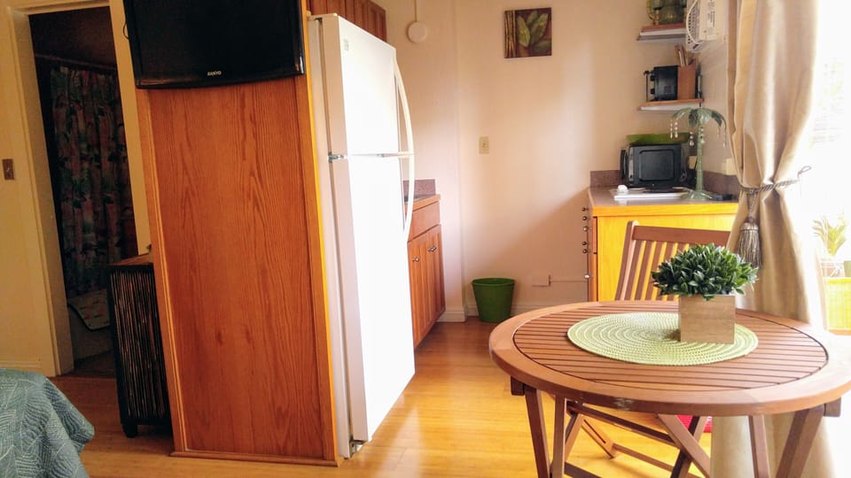 Dining for 2, kitchen area