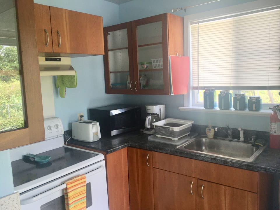Full Kitchen , Stove , Oven , Refrigerator