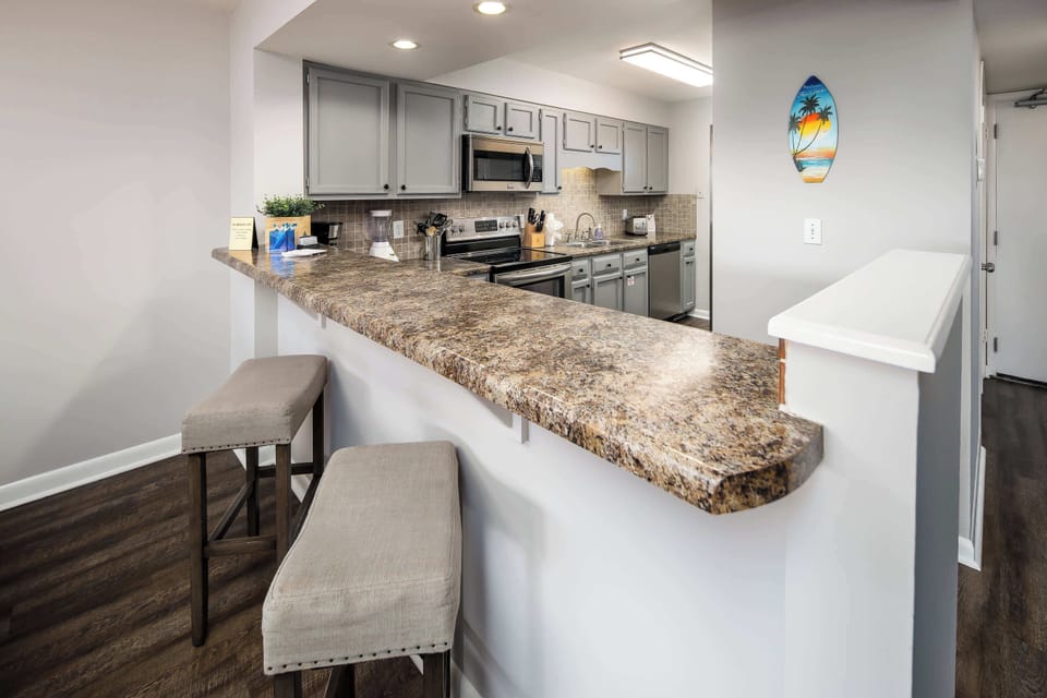 Kitchen with breakfast bar