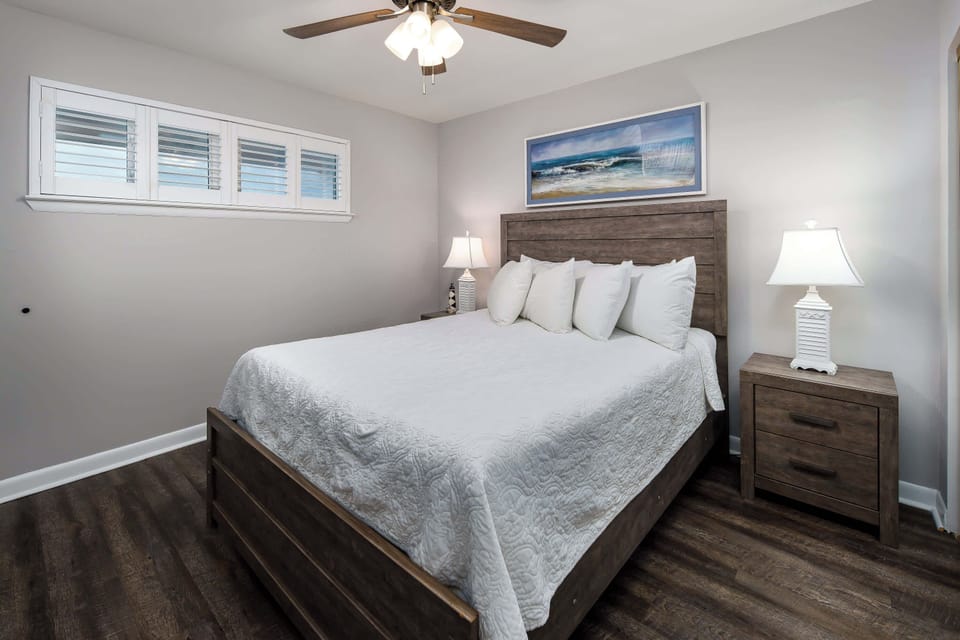 Second bedroom with queen size bed