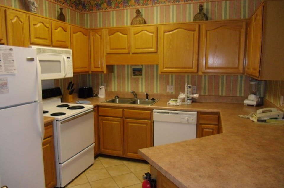 Kitchen w/custom cabinets, 10' ceiling, ice maker in frig, tile floor