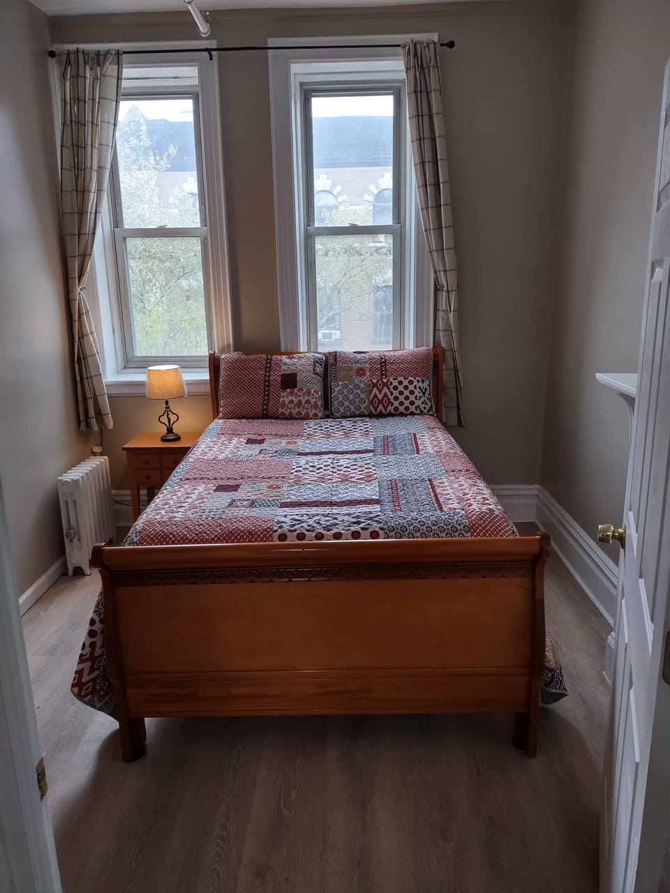 MAIN BEDROOM 