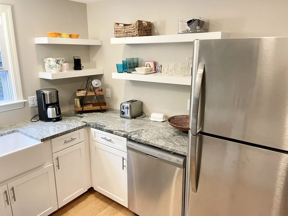 Kitchen, dishwasher, fridge/freezer