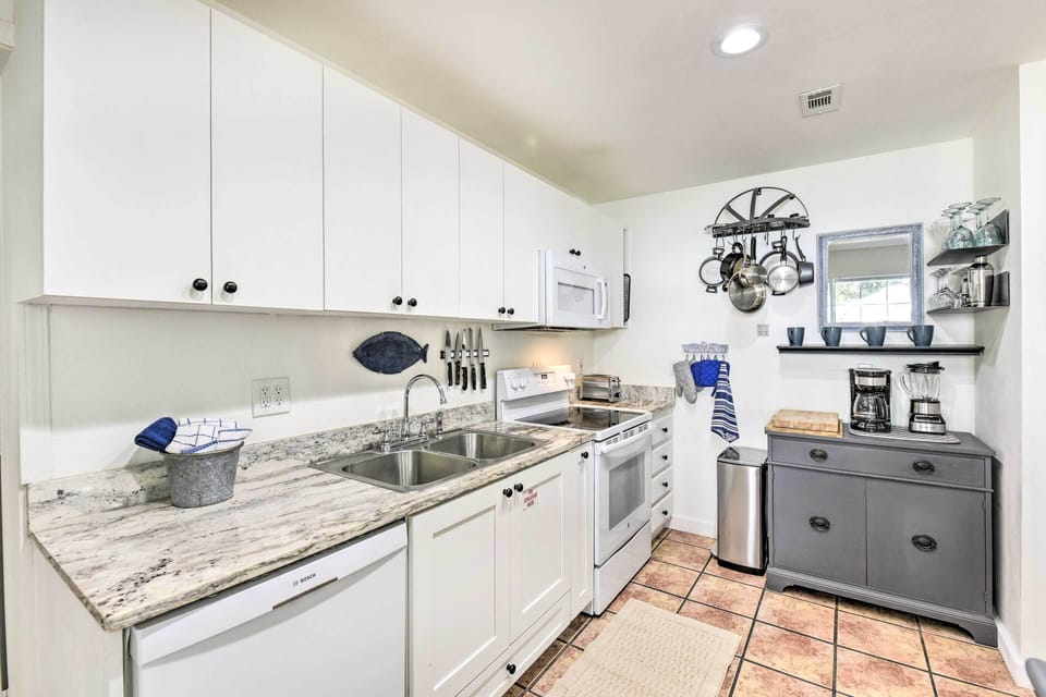Kitchen | Equipped w/ Cooking Basics