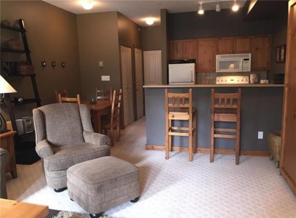 Dining room and breakfast bar