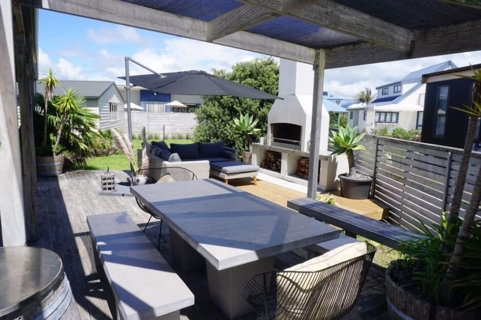 Outdoor dining and fireplace