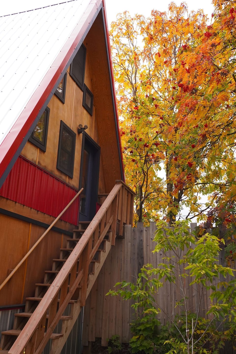 Mokki Birdhouse: a cute A-frame with a harbor view