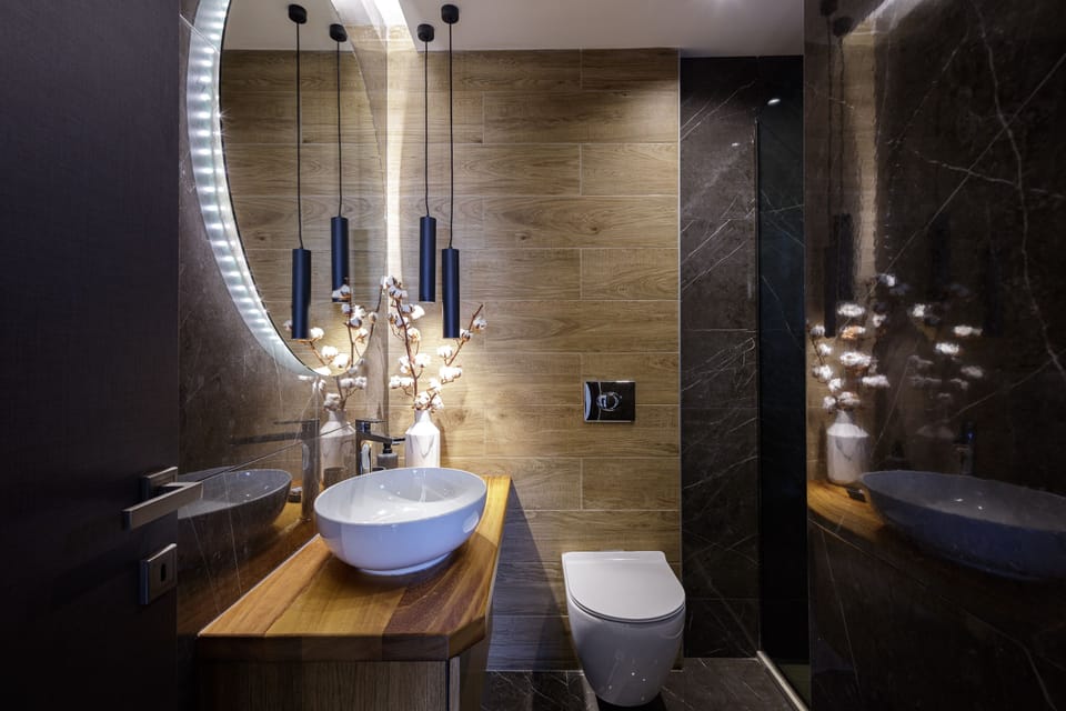 Ensuite bathroom with shower and shower hydromassage