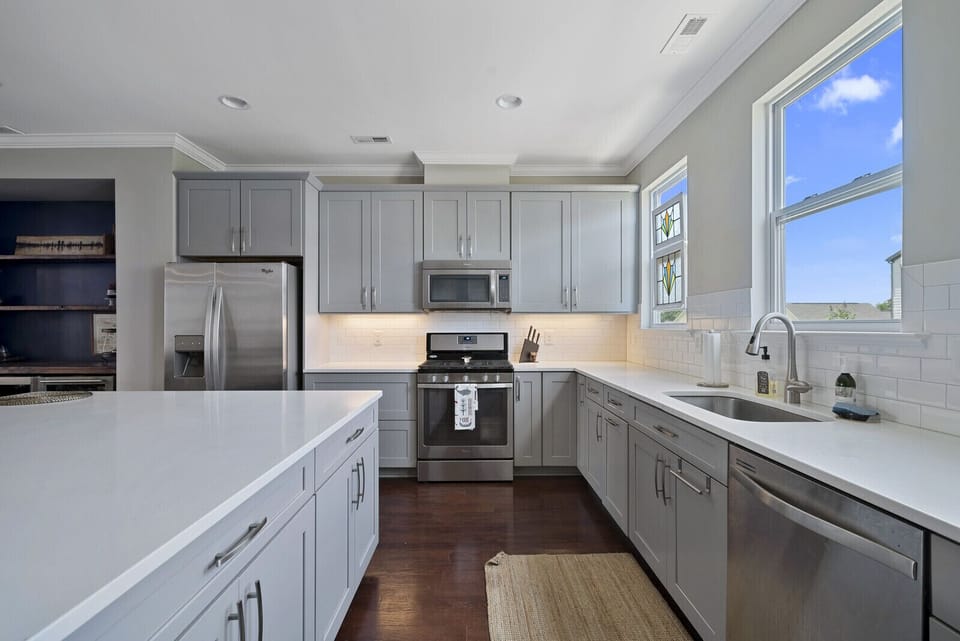 Full kitchen with gas stove 