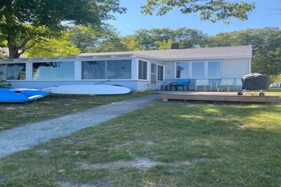 Lakeside-patio, yard area