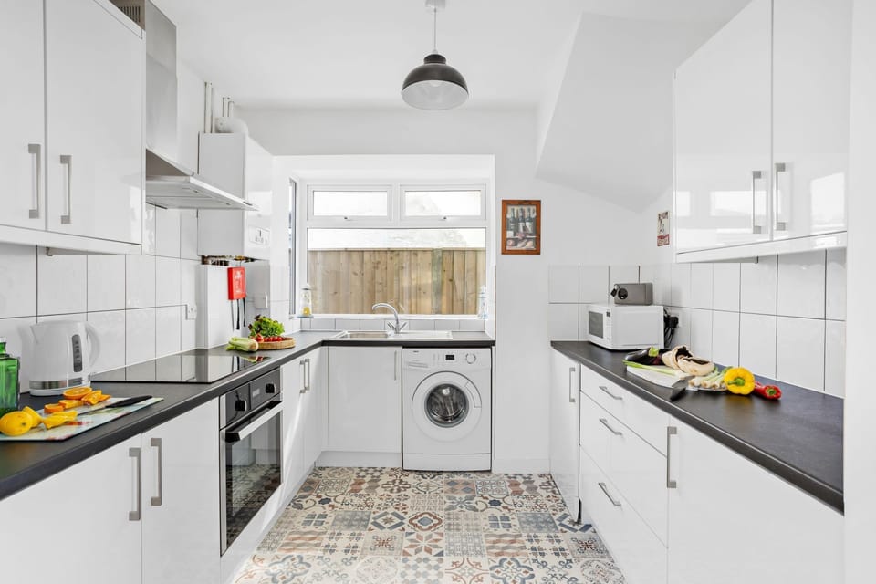 The kitchen with a washing machine - Lighthouse View