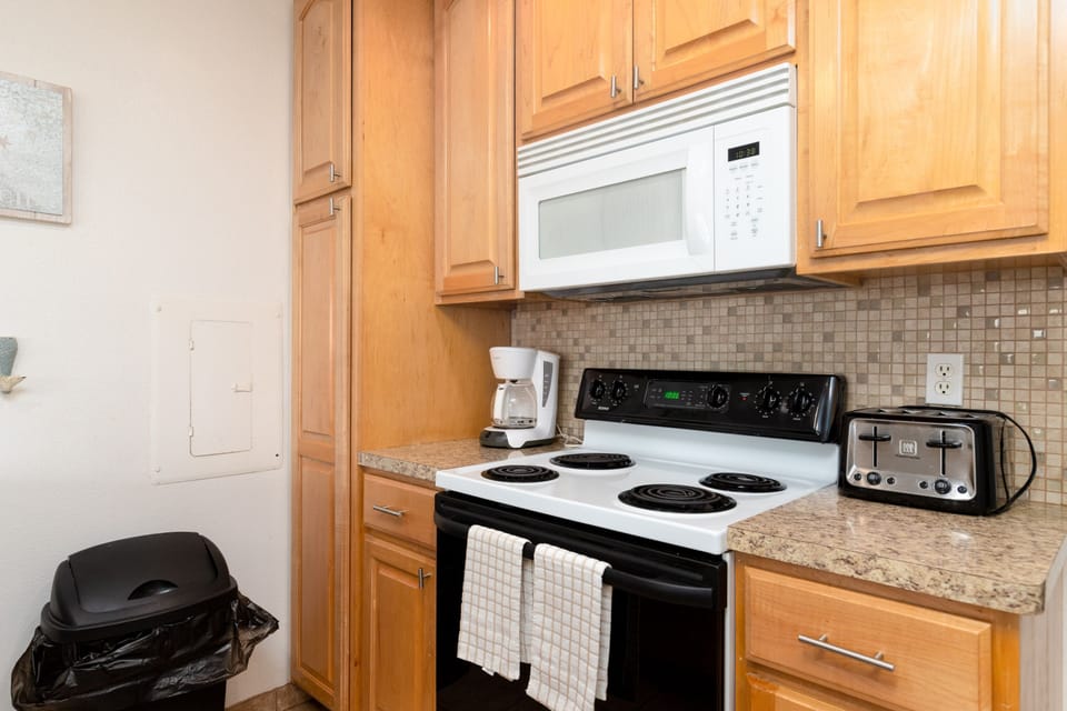 Coffee maker, toaster, and other essentials provided