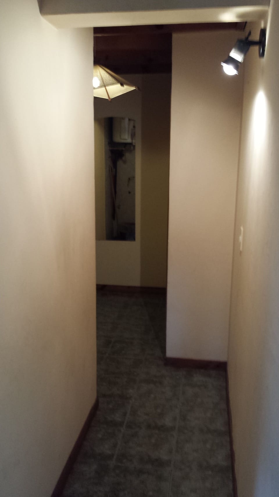 Pasillo hacia bao y habitaciones