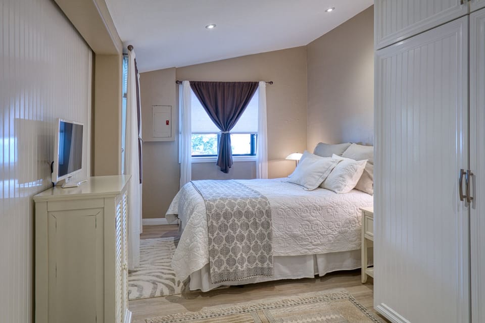 Comfortable Queen bed with luxurious linens and warm rugs. Wi-fi and basic cable