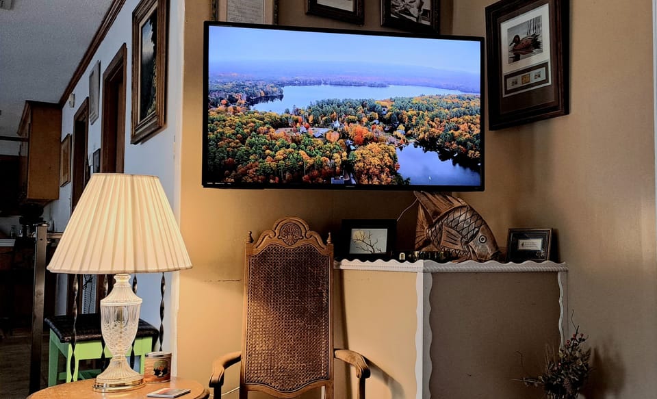 WiFI Put on youtube music, catch up on news, Netflix, ROKU TV large flat screen