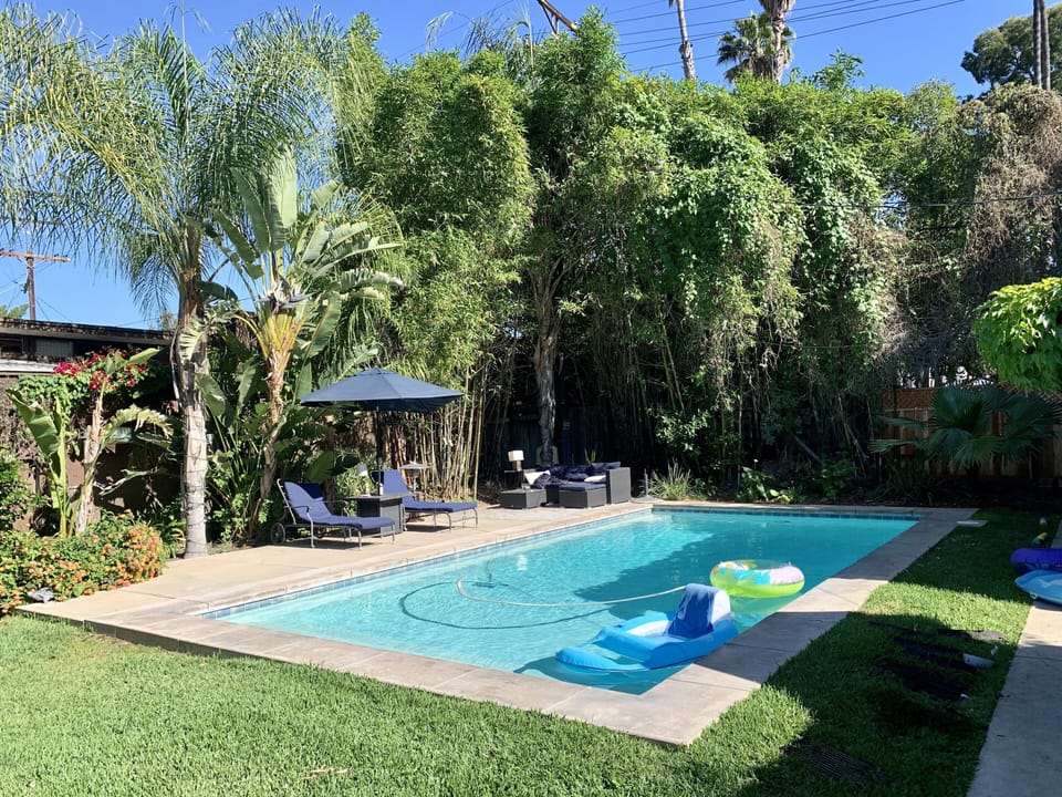 Pool & sitting area 
