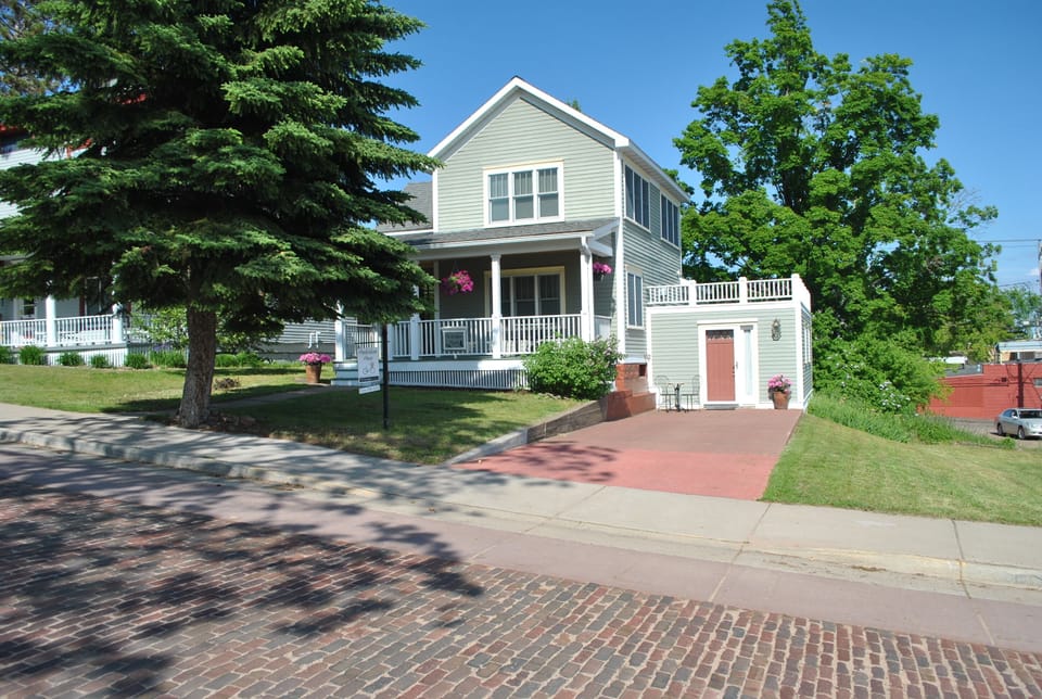 Hendrickson House DTN Bayfield sleeps 5. Located left of driveway. 1685974