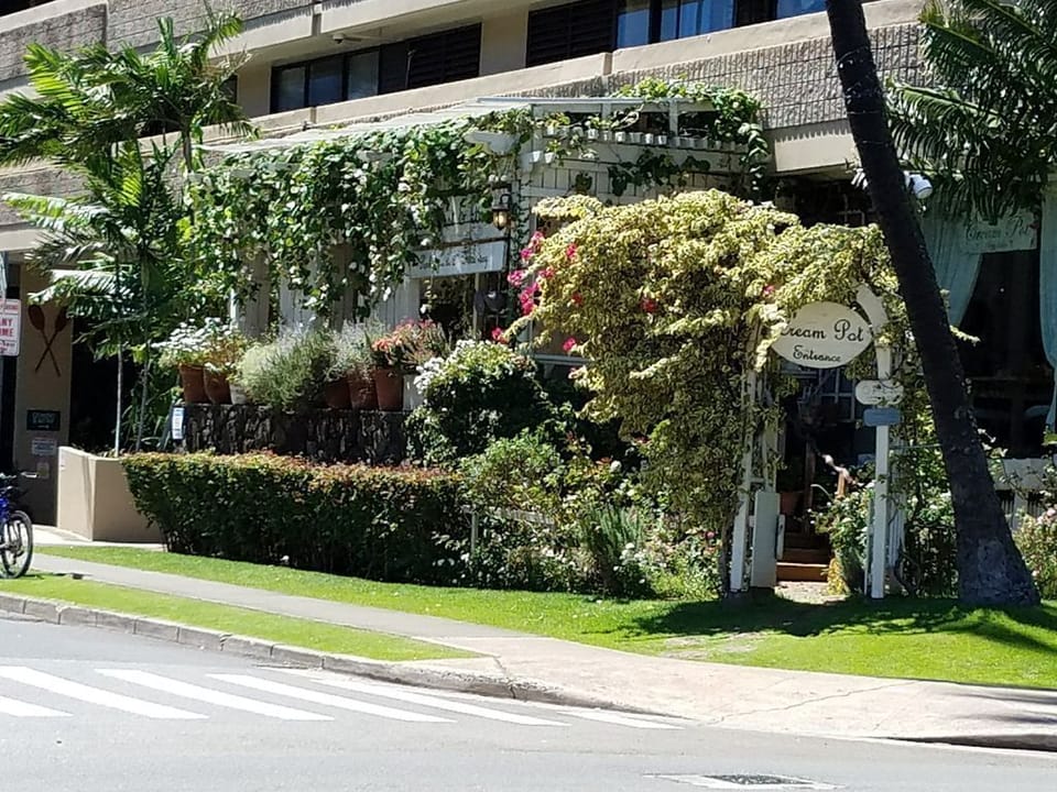 outside entrance to popular breakfast/brunch restaurant