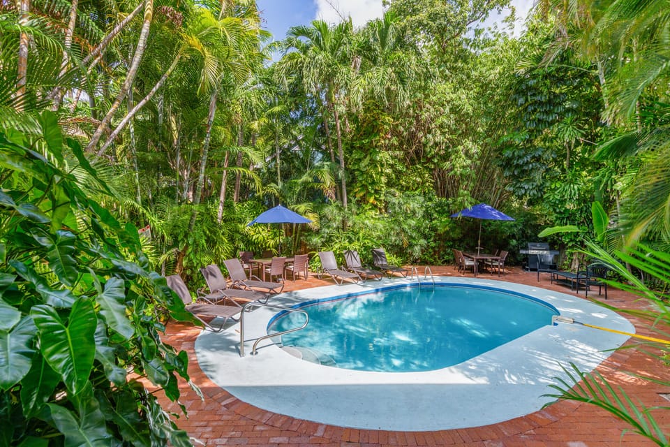 Mature tropical foliage provides great privacy.