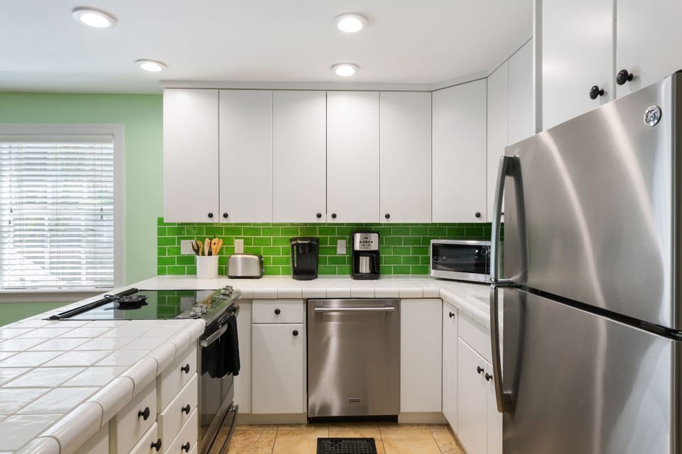 Full kitchen with everything you need!