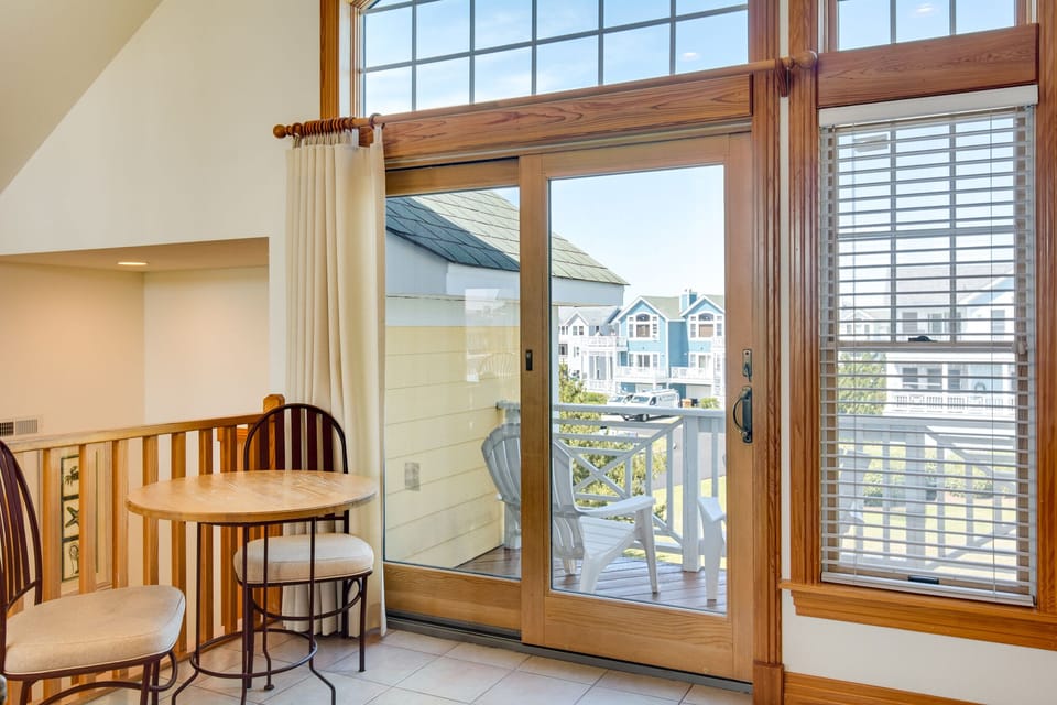 BU22: Love R Shack At The Beach l Right Side Top Level Breakfast Nook