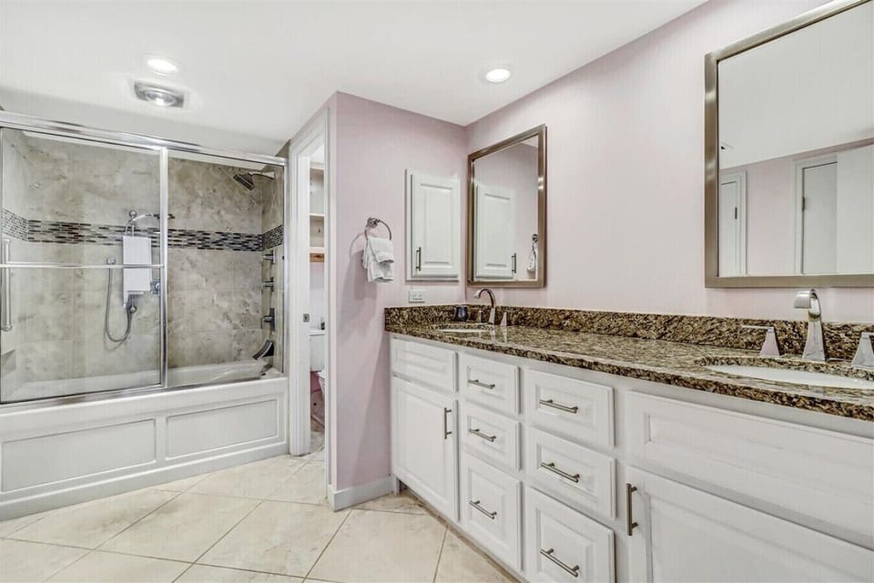 Primary Bathroom En-Suite Bathroom with Tub/Shower Combo