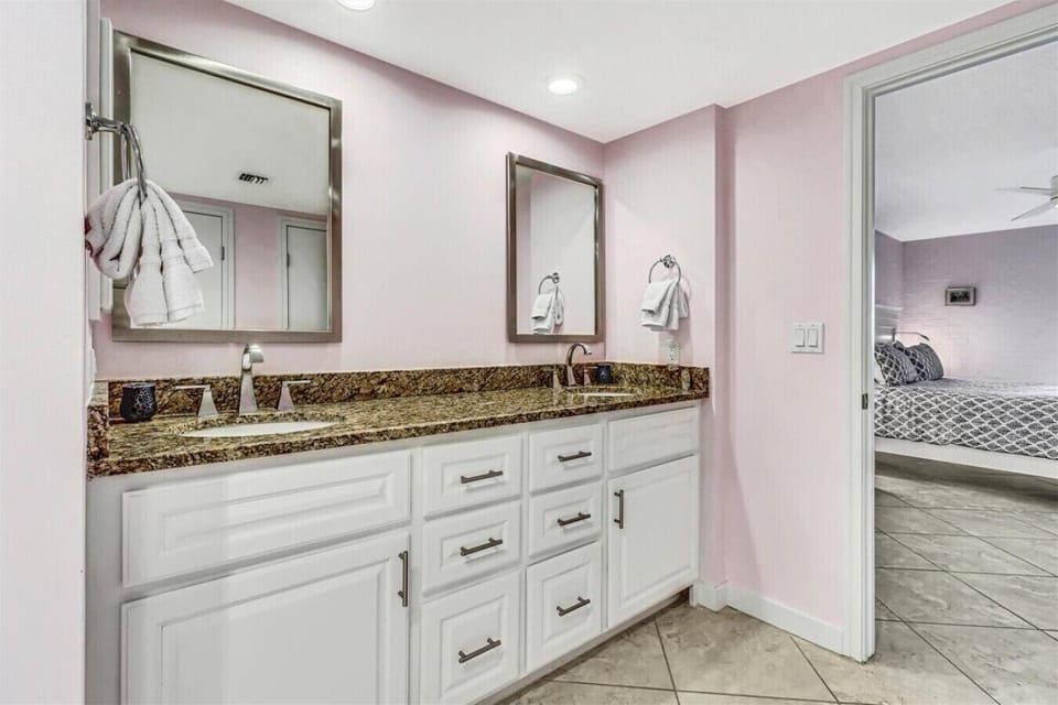 Primary Bathroom En-Suite Bathroom with Tub/Shower Combo