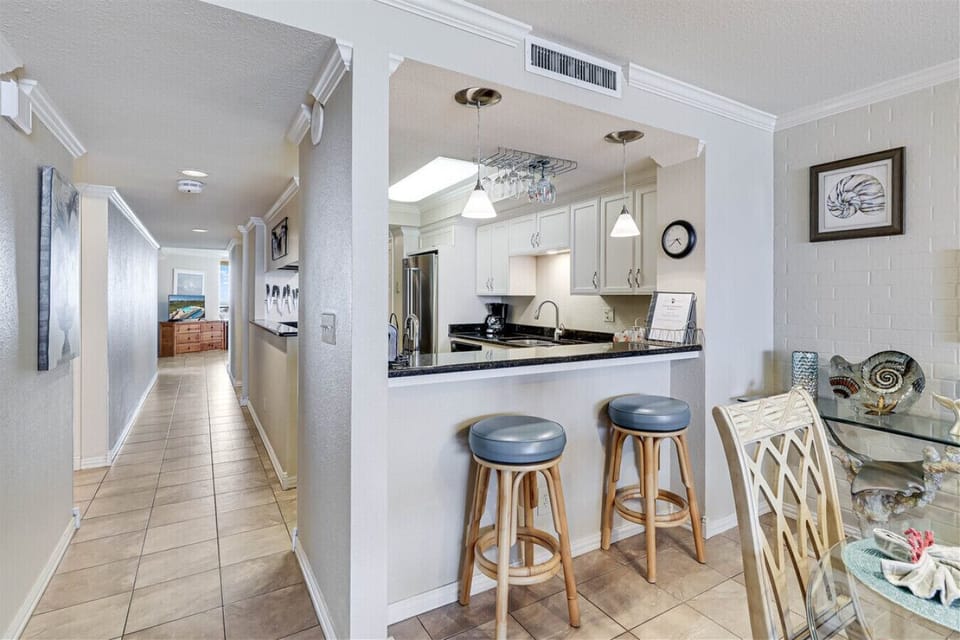 Breakfast bar with seating for two