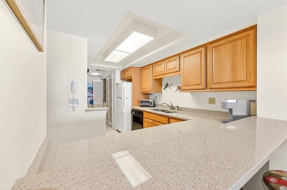 Kitchen Breakfast Bar & Open Serving Counte