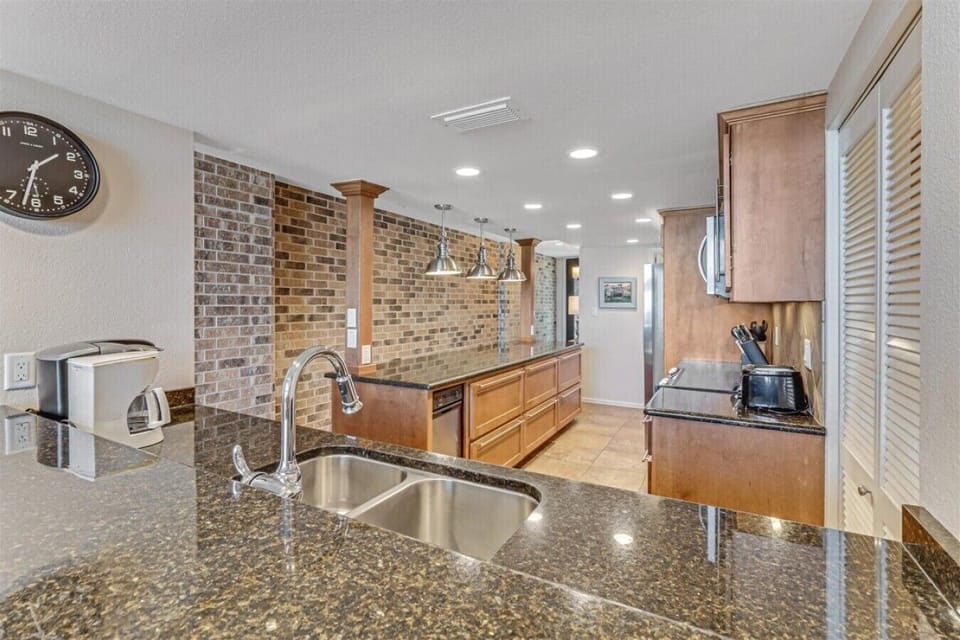 Breakfast Bar & Open Kitchen