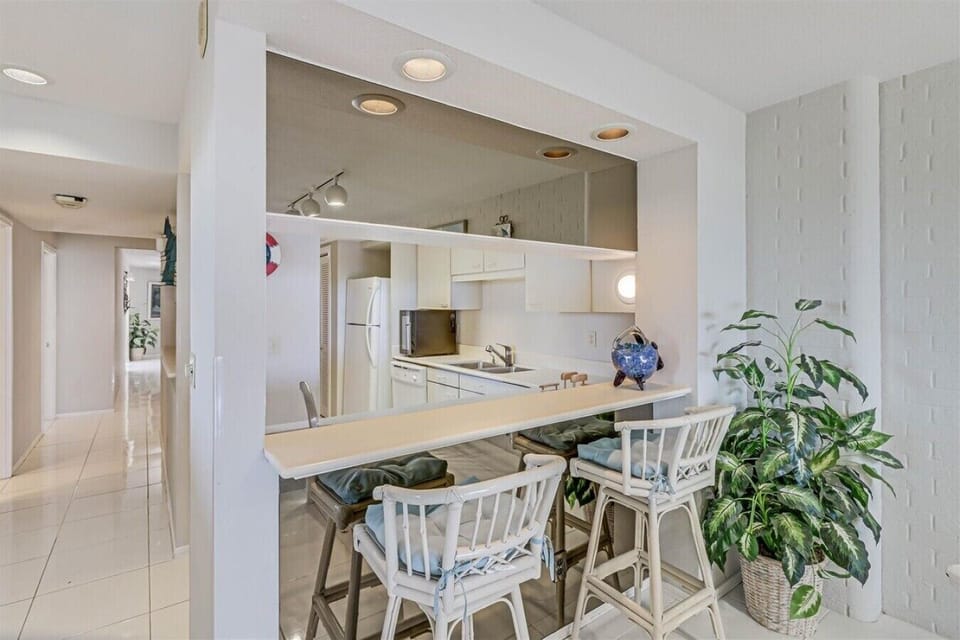 Kitchen Breakfast Bar with Seating for Two
