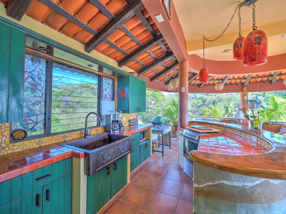 Full kitchen and bar