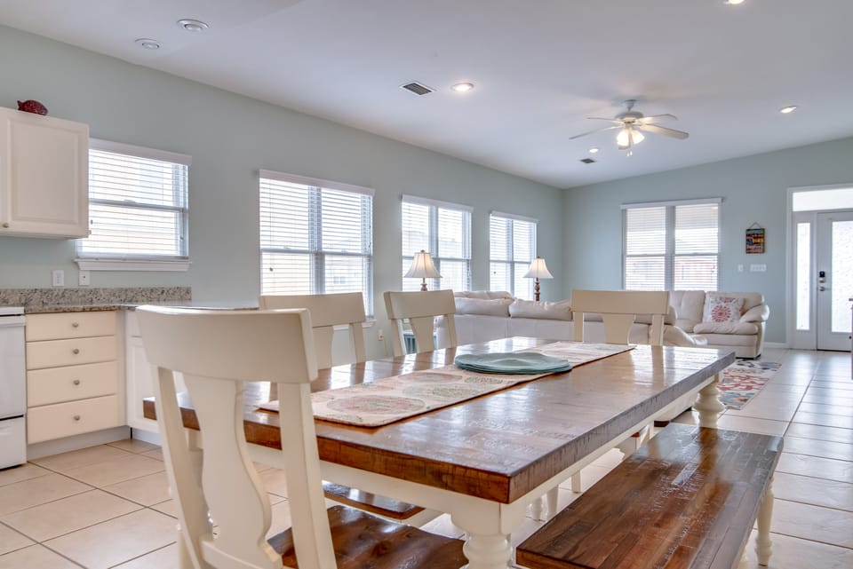 Dining Area - The dining area that joins with the kitchen offers a large table with seating for 6-7. Along with the 4 chairs a nice bench seat is offered that depending on the size of the people, can seat 2-4 comfortably