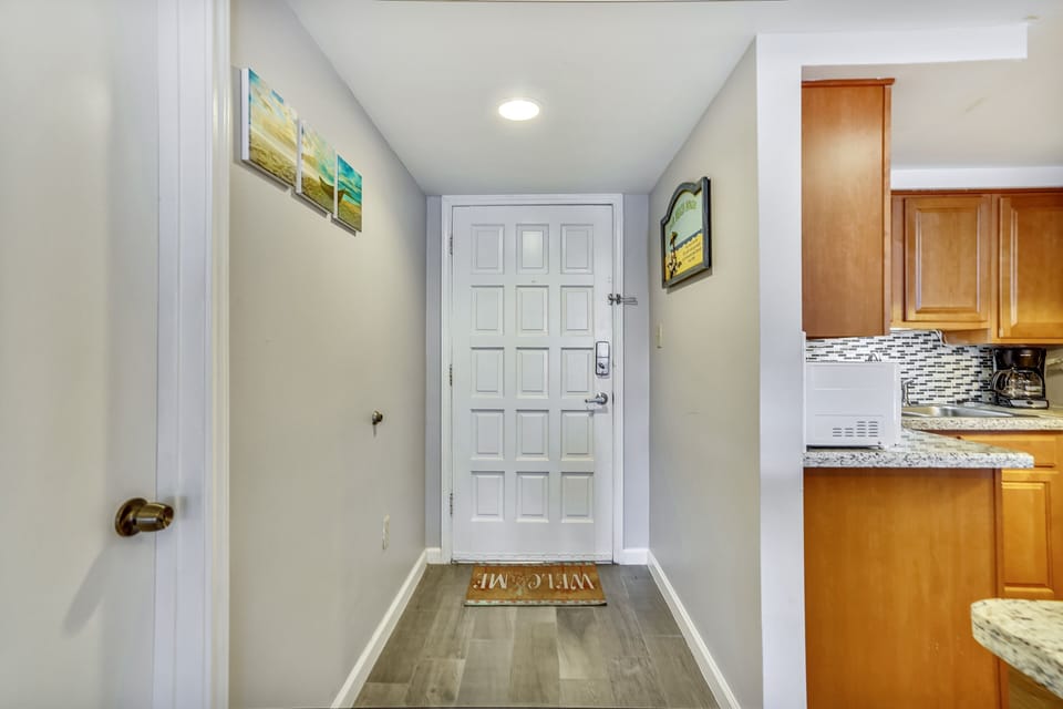 Flooring, Floor, Corridor, Hardwood, Door