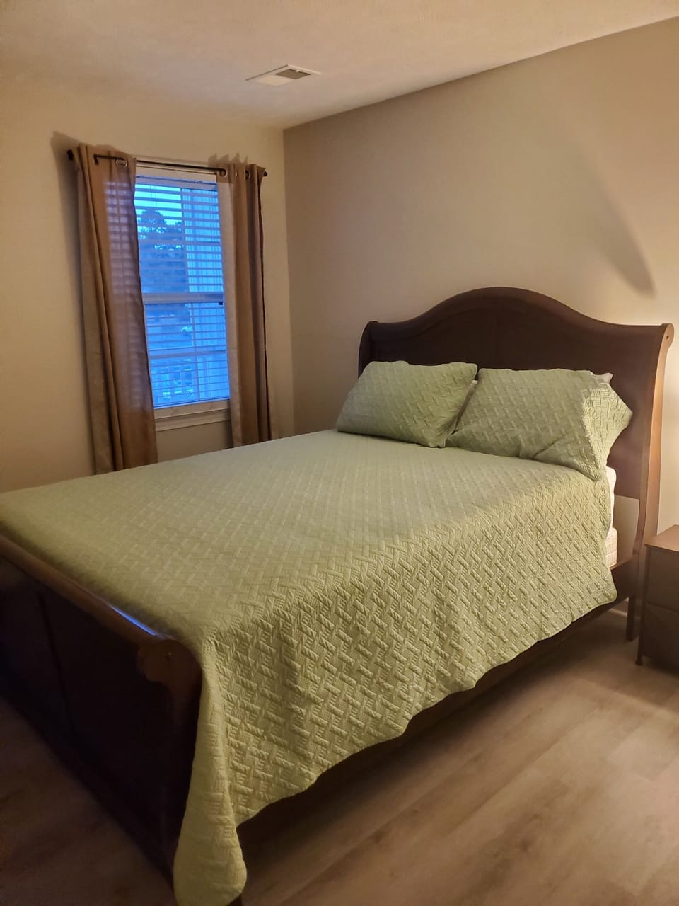 2nd bedroom (queen)