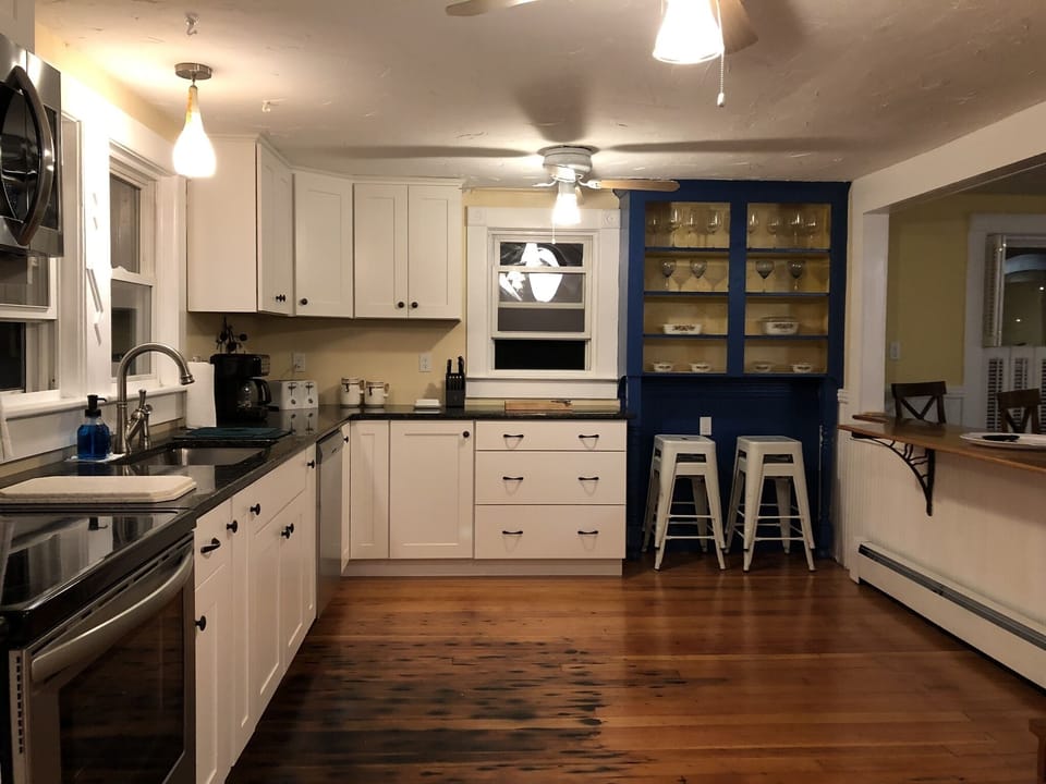 Large kitchen - eat at counter with stools