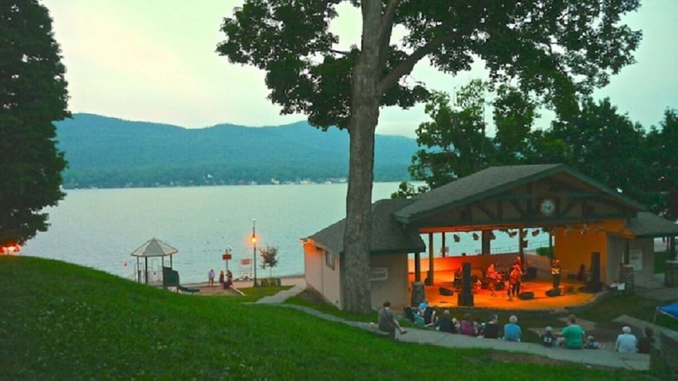 Shows and bands in Lake George village in walking distance 