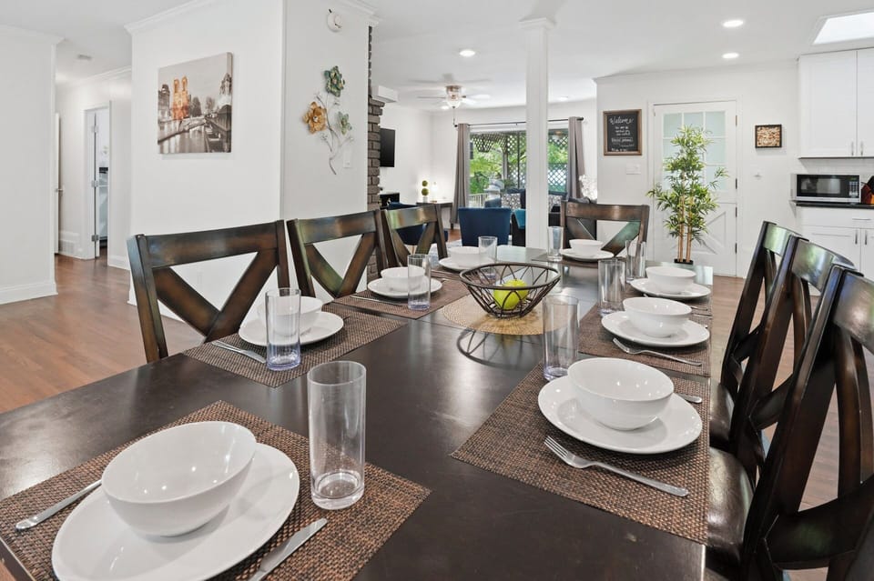 Large open main entrance with dining area -MainLevel
