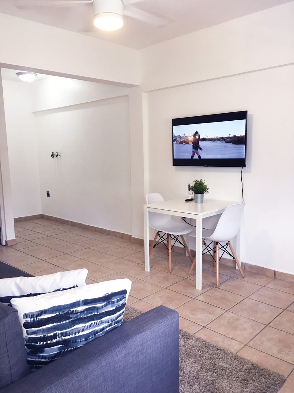 Area de sala que tiene sofá cama Queen para 2 personas y demás indumentaria.