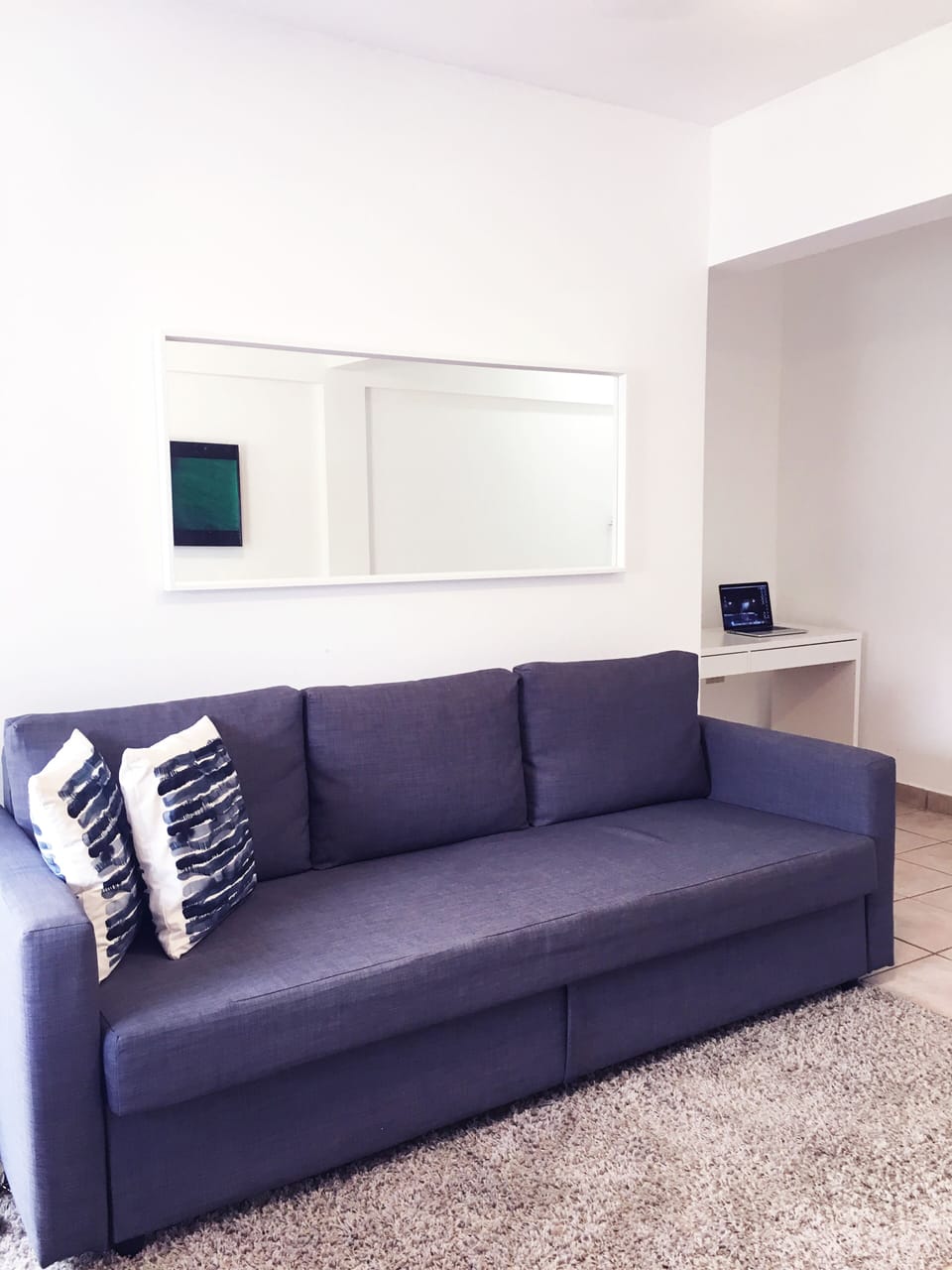Area de sala que tiene sofá cama Queen para 2 personas y demás indumentaria.