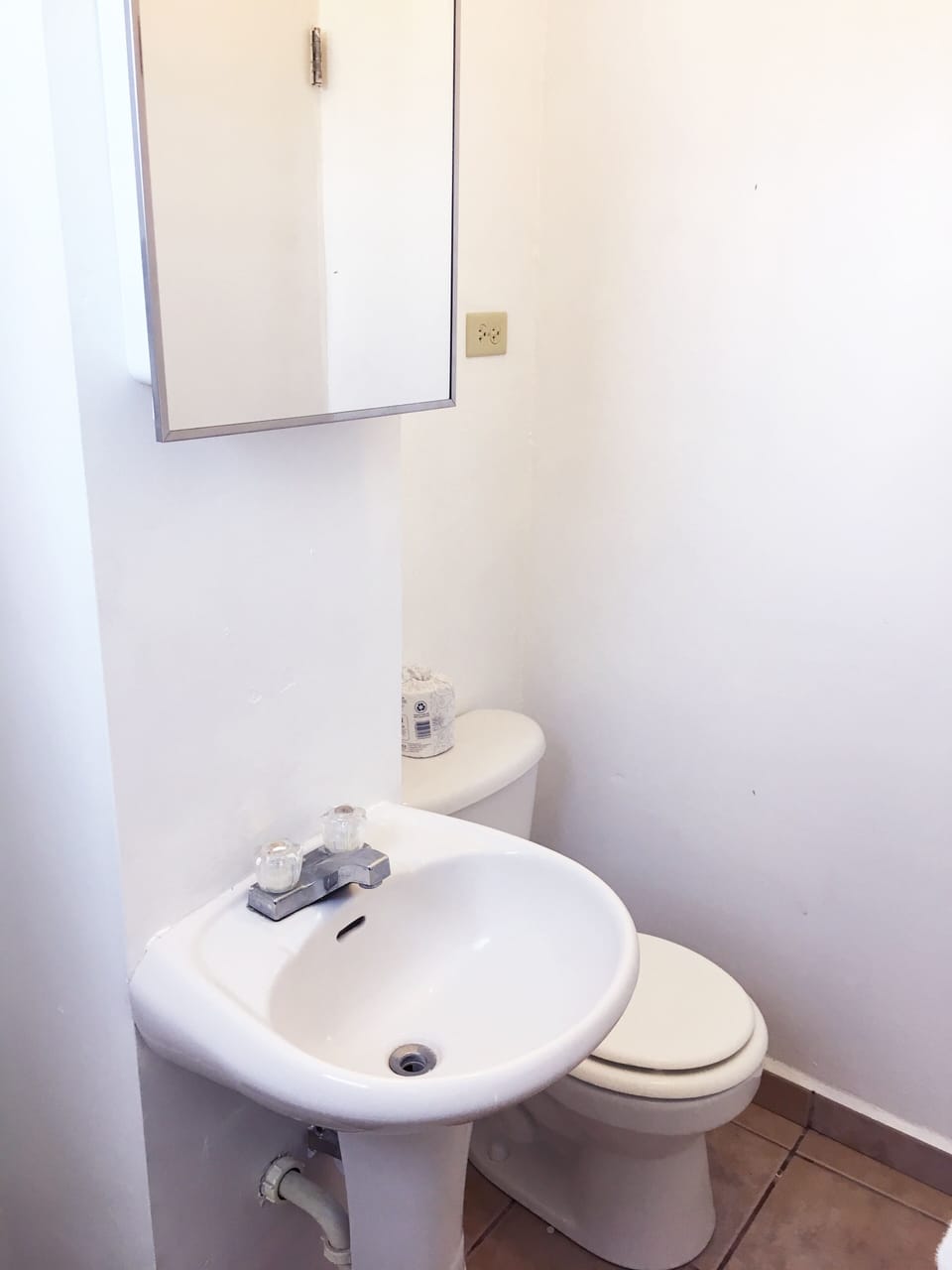 Vista al baño. El mismo cuenta con ducha, toilette y lavamanos.