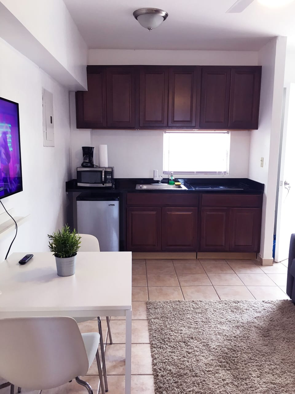 Cocina equipada con los utensilios básicos, tostadora, estufa, cafetera y otros.