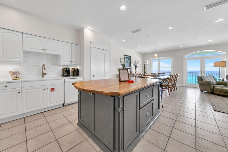 Gaze out to the Gulf, even while cooking!