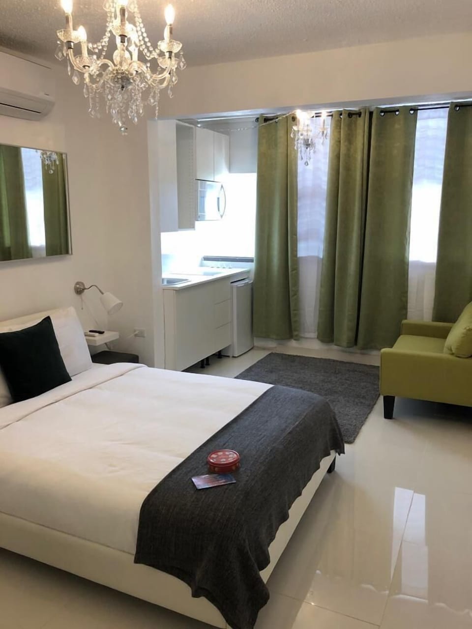 Cama Queen para 2 personas. incluye toallas, ropa de cama, TV sistema ROKU y AC.