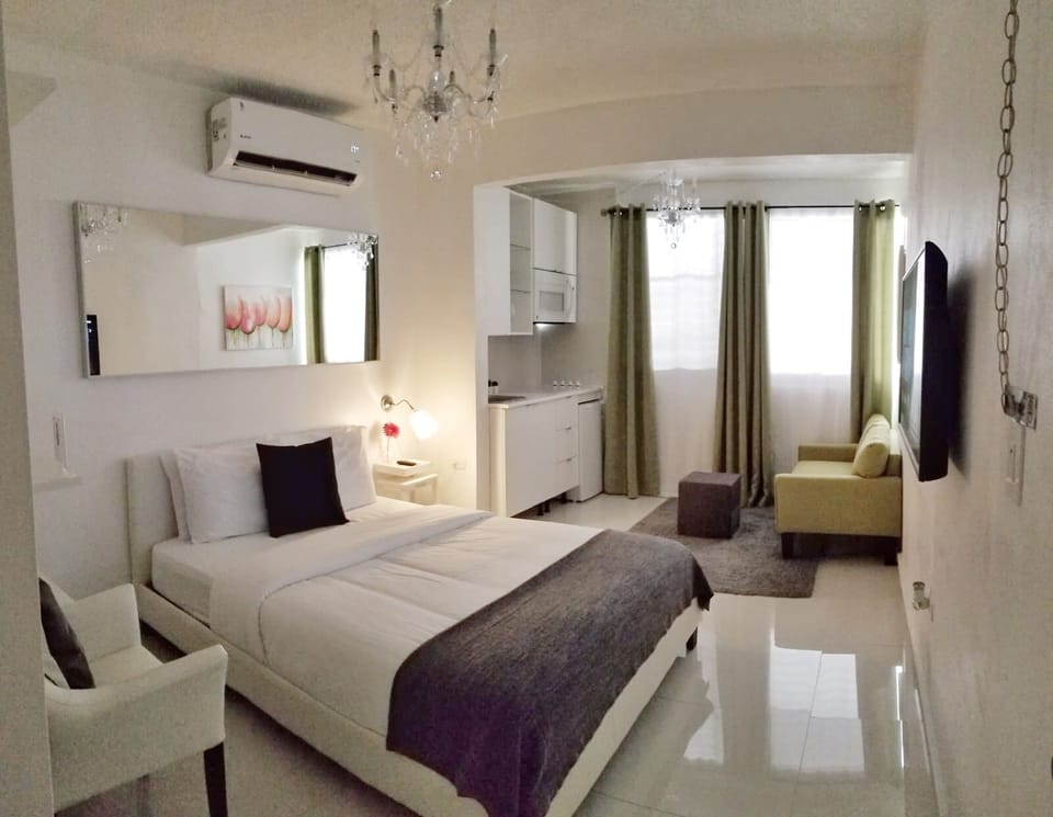 Cama Queen para 2 personas. incluye toallas, ropa de cama, TV sistema ROKU y AC.